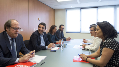 El responsable de Organización y portavoz de la gestora del PSOE, Mario Jiménez (2i), y la coordinadora Laura Seara (d), durante la reunión de trabajo que han mantenido con la secretaria general de los socialistas madrileños, Sara Hernández