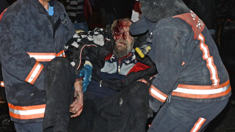 Los bomberos evacúan a una víctima del atentado de Ankara. / EFE