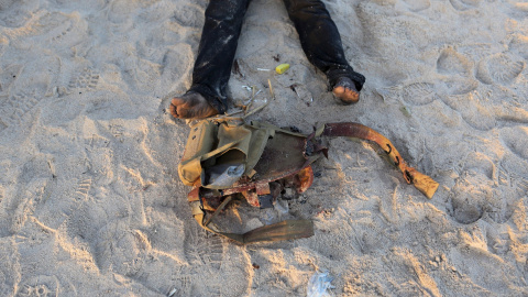 Las piernas de un hombre identificado por las fuerzas de seguridad de de Costa de Marfil como un atacante muerto, en la playa de Grand Bassam, Costa de Marfil. REUTERS/Joe Penney