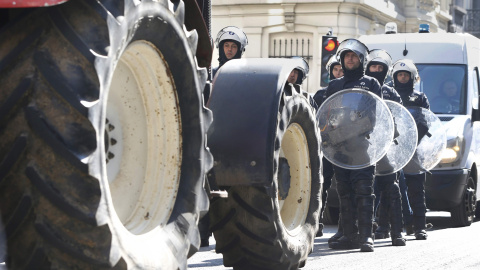 Los antidisturbios se enfrentan con los agricultores durante una manifestación cerca de la sede de la UE en Bruselas. REUTERS/Yves Herman