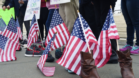 Activistas de varias organizaciones defensoras de los inmigrantes indocumentados comenzaron una huelga de hambre para pedir al Tribunal Supremo que apoye las medidas ejecutivas del presidente Barack Obama para el alivio migratorio, a falta 