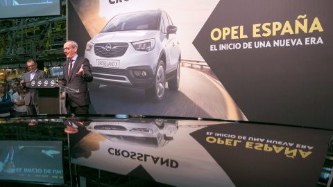El presidente y consejero delegado de Opel, Karl-Thomas Neumann (d), y el director general de General Motors España, Antonio Cobo, durante la presentación de la primera unidad del Opel Crossland X fabricada en la factoría de Opel de Figueru El presidente y consejero delegado de Opel, Karl-Thomas Neumann (d), y el director general de General Motors España, Antonio Cobo, durante la presentación de la primera unidad del Opel Crossland X fabricada en la factoría de Opel de Figueru