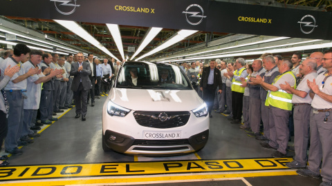 Trabajadores de la factoria zaragozana de Figueruelas aplauden la salida de la primera unidad del Opel Crossland X (el primer modelo fruto de la colaboración de la empresa alemana con el Grupo PSA) conducido por el presidente y consejero de Trabajadores de la factoria zaragozana de Figueruelas aplauden la salida de la primera unidad del Opel Crossland X (el primer modelo fruto de la colaboración de la empresa alemana con el Grupo PSA) conducido por el presidente y consejero de