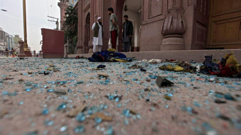 Cristales cubren el suelo cerca del lugar donde se rodujo un atentado con bomba en un autobús en Peshawar, Pakistán. EFE/Bilawal Arbab