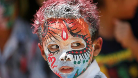 Un niño luce pintura en la cara durante el ritual sagrado de Ngerebeg en la localidad de Gianyar en Bali, Indonesia. EFE/Made Nagi