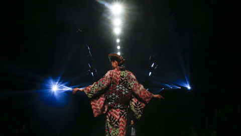 Una modelo presenta una creación de Jotaro Saito durante la Semana de la Moda de Tokio. REUTERS/Thomas Peter