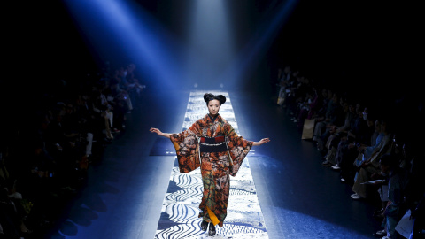 Una modelo presenta una creación de Jotaro Saito de la colección otoño / invierno 2016 del diseñador durante la Semana de la Moda de Tokio, en Japón. REUTERS / Thomas Peter