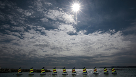 Varios barcos de vela forman una línea en Cagnes Sur Mer, Francia, 17 de marzo de 2016. REUTERS / Eric Gaillard