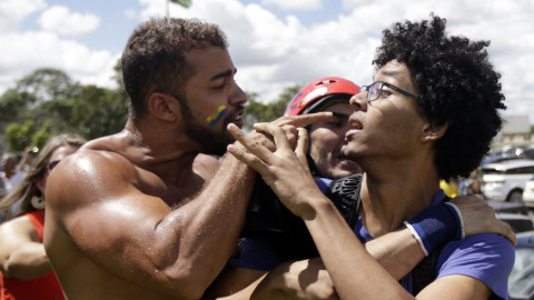 Un manifestante en contra del gobierno (izq) y un partidario de la presidenta brasileña Dilma Rousseff  se encaran cerca del palacio de Planalto en Brasilia, Brasil, 17 de marzo de 2016. REUTERS / Ricardo Moraes