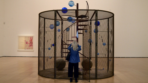 Un visitante observa una escultura del artista franco-estadounidense Louise Bourgeois durante una vista previa a la exposición "Louise Bourgeois. Estructuras de la Existencia. Las células" en el Museo Guggenheim de Bilbao, 17 de marzo de 20