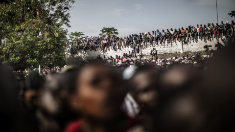 Los partidarios del Presidente del Movimiento Congoleño para la Democracia y el Desarrollo Integral (MCDDI) Guy Brice Parfait Kolelas, se reúnen durante una protesta en Brazzaville, el 17 de marzo de 2016 para escuchar a su líder, antes de 
