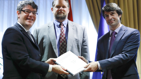 Técnicos del Massachusets Institute of Technology (MIT) y la Universidad de Hardvard entregan los informes técnicos sobre el almacén de gas Castor al ministro de Energía, Álvaro Nadal. EFE/Sergio Barrenechea Técnicos del Massachusets Institute of Technology (MIT) y la Universidad de Hardvard entregan los informes técnicos sobre el almacén de gas Castor al ministro de Energía, Álvaro Nadal. EFE/Sergio Barrenechea