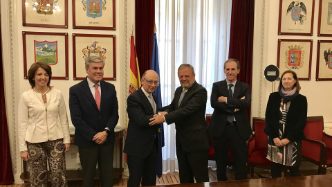 El ministro de Economía, Cristóbal Montoro, y el consejero de Hacienda y Economía, Pedro Azpiazu, trasl el acuerdo sobre el cupo vasco. E.P. El ministro de Economía, Cristóbal Montoro, y el consejero de Hacienda y Economía, Pedro Azpiazu, trasl el acuerdo sobre el cupo vasco. E.P.