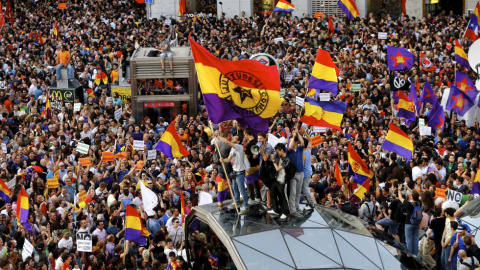 Cientos de banderas republicanas durante las protestas tras la abdicación de Juan Carlos I. Cientos de banderas republicanas durante las protestas tras la abdicación de Juan Carlos I.