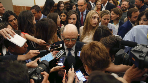 El ministro de Hacienda, Cristóbal Montoro, contesta a las preguntas de los periodistas en los pasillos del Congreso tras el debate de los Presupuestos Generales del Estado de 2017.EFE/paco Campos El ministro de Hacienda, Cristóbal Montoro, contesta a las preguntas de los periodistas en los pasillos del Congreso tras el debate de los Presupuestos Generales del Estado de 2017.EFE/paco Campos