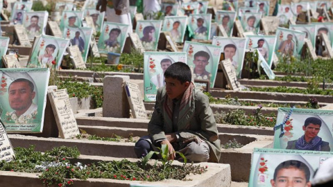 Un partidario hutí permanece sentado junto a una tumba de uno de los últimos combatientes presuntamente asesinado en el conflicto de Yemen, en Saná. EFE/Yahya Arhab