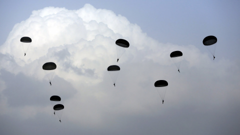 Paracaidistas de la Fuerza Aérea de la India durante un ejercicio en Pokhran en el estado de Rajasthan, India. REUTERS/Amit Dave