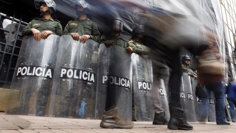 Manifestantes marchan y gritan consignas contra el gobierno en Bogotá (Colombia). EFE/MAURICIO DUEÑAS CASTAÑEDA