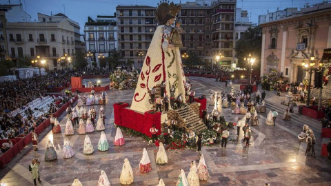 Vista general durante el día de la ofrenda floral a la Virgen de los Desamparados, hoy en Valencia, dentro de la fiesta de las Fallas. EFE/Gustavo Grillo