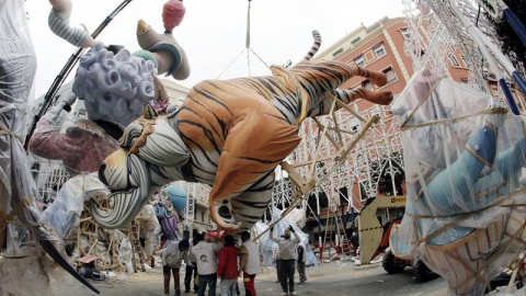 Un enorme tigre y otras creaciones son colocadas en la falla Sueca/Literato Azorín, durante los últimos preparativos para este sábado, inicio de los días grandes de las Fallas, que abocan a la ciudad a una vorágine festiva y de frenética ac