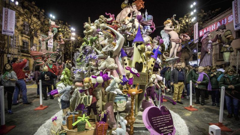 La falla infantil de la comisión de Na Jordana, del artista Joan Blanch, se ha alzado con el primer premio de la sección especial gracias a la obra 'Muac', dedicada a los besos. EFE/Gustavo Grillo