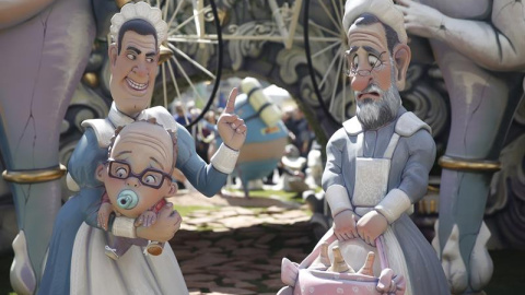 Los ninots de Mariano Rajoy y Pedro Sanchez. EFE/ Kai Försterling