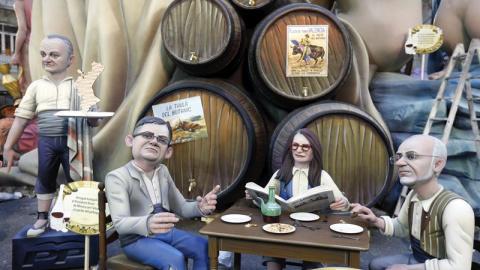 Los integrantes del pacto del botanic, Ximo Puig, Monica Oltra y Antonio Montiel, se pueden ver ya en una de las fallas que ultiman el montaje del monumento para tenerlo preparado esta medianoche. EFE/Kai Försterling