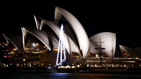 Las luces de la Ópera de Sydney (Australia), antes del apagón por la 'Hora del Planeta'. Un total de 178 países de todo el mundo y más de 300 ciudades españolas han apagado sus monumentos más destacados este sábado.- David Gray (REUTERS)
