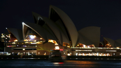 Las luces de la Ópera de Sydney (Australia), durante el apagón por la Hora del Planeta.- David Gray (REUTERS)
