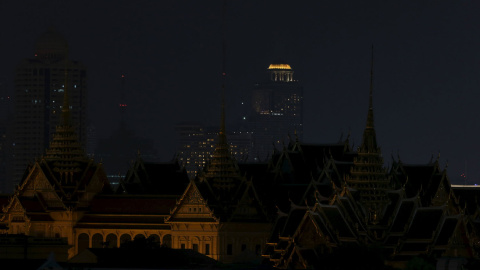 El Gran Palacio de Bangkok (Tailandia), antes del apagón por la Hora del Planeta.- Jorge Silva (REUTERS)