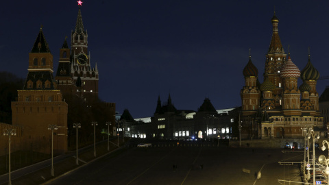 El Klemlin, el edificidio del GUM y la catedrán de San Basilio, en Moscú (Rusia), durante el apagón por la Hora del Planeta.- Maxim Zmeyev (MOSCÚ)