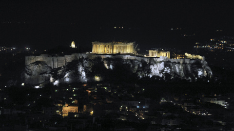 La colina del Acrópolis en Atenas (Grecia), antes del apagón por la Hora del Planeta.- Michalis Karagiannis (REUTERS)