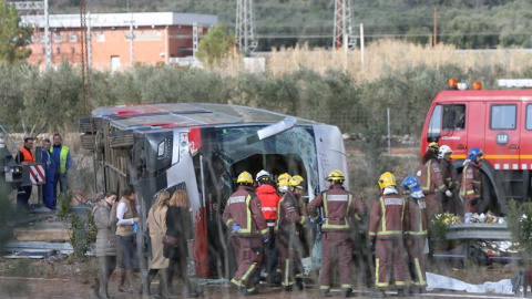 En la imagen, bomberos y sanitarios trabajan en el lugar del suceso. EFE/Jaume Sellart