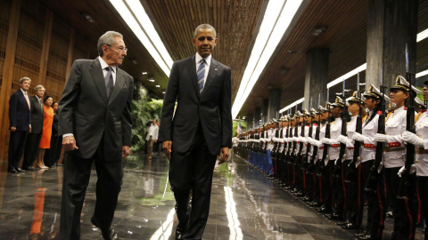 Encuentro histórico en Cuba. El presidente cubano, Raúl Castro, con su homólogo estadounidense, Barack Obama. - REUTERS