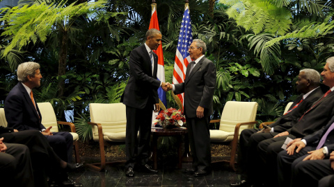 El Presidente de EE.UU. Barack Obama y el presidente de Cuba, Raúl Castro estrechan sus manos durante su primer encuentro en el segundo día de la visita de Obama a Cuba, en La Habana.- REUTERS / Carlos Barria