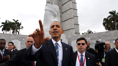 El presidente de Estados Unidos Barack Obama durante la ofrenda floral ante el monumento del prócer cubano José Martí hoy, lunes 21 de marzo de 2016, en la Plaza de la Revolución en La Habana (Cuba). EFE/ALEJANDRO ERNESTO