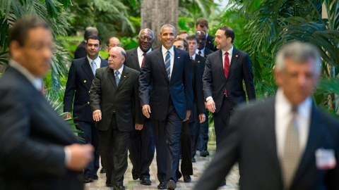 El presidente estadounidense Barack Obama (c) conversa con diplomáticos de su país antes de su encuentro con su homólogo cubano Raúl Castro (no en la imagen) en el Palacio de la Revolución en La Habana, Cuba hoy 21 de marzo de 2016. El pres