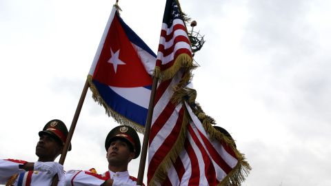 Soldados cubanos sostienen banderas de Cuba y Estados Unidos hoy, lunes 21 de marzo de 2016, momentos antes de la llegada del presidente de Estados Unidos Barack Obama, en La Habana (Cuba). EFE/ALEJANDRO ERNESTO