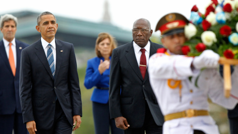 El presidente de Estados Unidos Barack Obama (i) junto a el vicepresidente de Consejo de Estado cubano, Salvador Valdéz Mesa (d) durante la colocación de la ofrenda floral ante el monumento del prócer cubano José Martí hoy, lunes 21 de marz