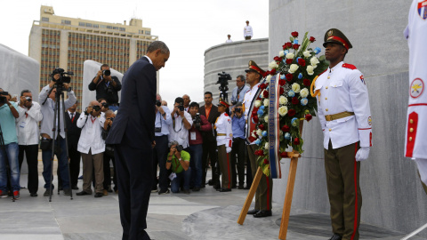 El presidente EE.UU. Barack Obama asiste a una ceremonia de ofrenda floral al monumento de José Martí en La Habana, Cuba. REUTERS / Ivan Alvarado