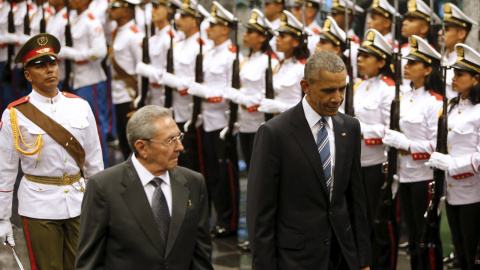 El presidente cubano, Raúl Castro (2ª I) y Presidente EE.UU. Barack Obama de la revisión (D) pasan revista a los soldados cubanos durante una ceremonia de bienvenida a Obama en el 'Palacio de la Revolución' en La Habana. REUTERS / Jonathan 