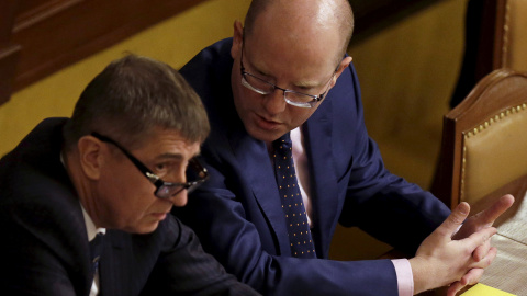 El Ministro de Finanzas checo, Andrej Babis (i), habla con el Primer Ministro Bohuslav Sobotka durante una sesión parlamentaria /REUTERS El Ministro de Finanzas checo, Andrej Babis (i), habla con el Primer Ministro Bohuslav Sobotka durante una sesión parlamentaria /REUTERS