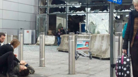 Antes de las explosiones en el aeropuerto hubo disparos y gritos en árabe.- TWITTER