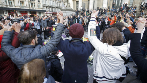 Personas reunidas en torno a un monumento en Bruselas. REUTERS/Charles Platiau
