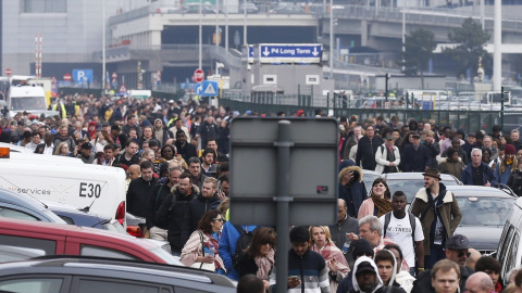 Pasajeros y trabajadores evacúan el edificio de la terminal tras registrarse explosiones en el aeropuerto internacional de Zaventem.- EFE