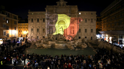Los colores negro, amarillo y rojo de la bandera belga se proyectan en la fuente de Trevi en Roma, Italia, en homenaje a las víctimas. REUTERS/Stefano Rellandini
