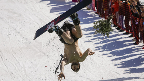 Un participante realiza un salto durante un concurso en la estación de esquí de Chimbulak, Kazajistán. REUTERS/Shamil Zhumatov