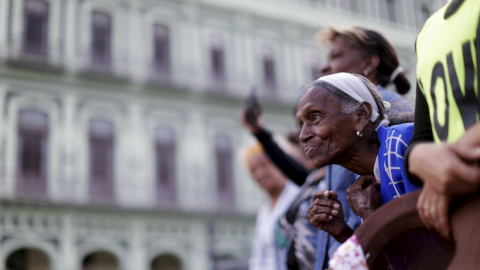 Una mujer espera la llegada del presidente EE.UU., Barack Obama, en La Habana. REUTERS/Ueslei Marcelino