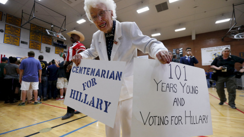 Seguidora durante la campaña por la candidata demócrata a la presidencia EE.UU., Hillary Clinton, en Phoenix. REUTERS/Mario Anzuoni