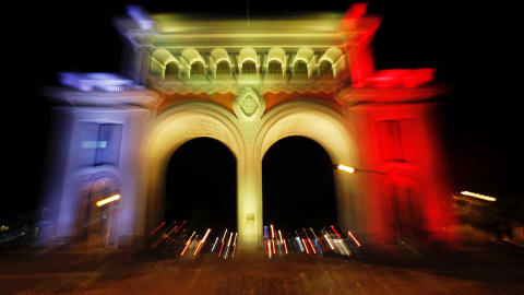 Fotografía del monumento "Los Arcos" iluminado hoy, martes 22 de marzo de 2016, con los colores de la bandera de Bélgica en solidaridad por los atentados en Bruselas donde perdieron la vida 34 personas y decenas de heridos, en la ciudad de 